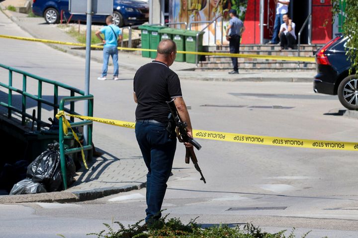 Ένας αστυνομικός με πολιτικά κρατάει μια καραμπίνα καθώς ξεκινά μια μεγάλη καταδίωξη για έναν άνδρα που ισχυρίστηκε ότι πυροβόλησε και σκότωσε τη γυναίκα του, ενώ το μετέδιδε ζωντανά στο Instagram, στη μικρή πόλη Gradacac της Βοσνίας, Παρασκευή 11 Αυγούστου 2023.