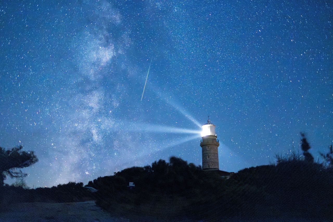 Ένας μετεωρίτης διασχίζει τον νυχτερινό ουρανό κατά τη διάρκεια της ετήσιας βροχής μετεωριτών Περσείδων στο νησί Lastovo της Κροατίας στις 12 Αυγούστου 2023.