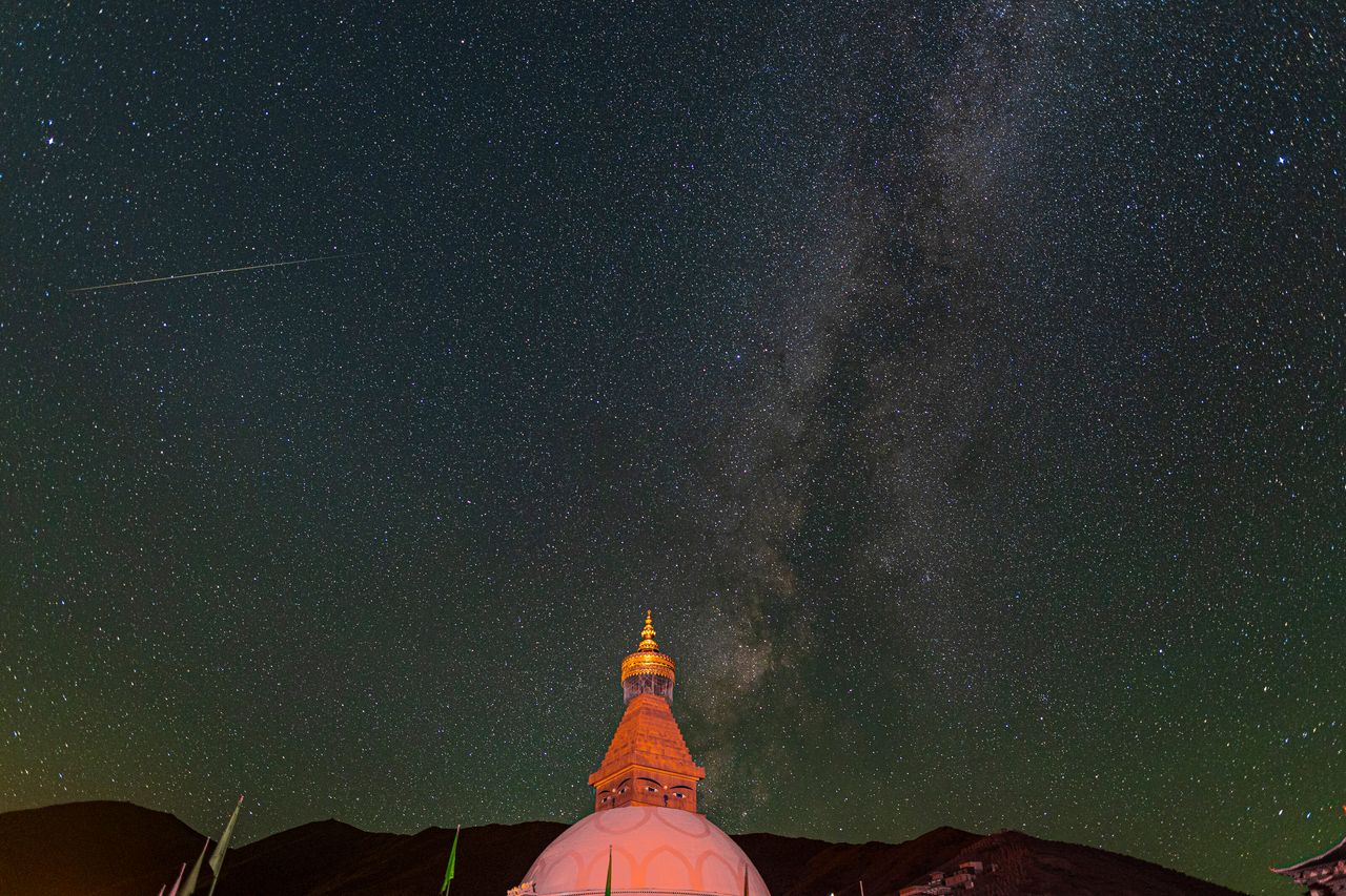 13 ΑΥΓΟΥΣΤΟΥ: Ένας μετεωρίτης διασχίζει τον ουρανό κατά τη διάρκεια της βροχής μετεωριτών Περσείδων στις 13 Αυγούστου 2023 στην αυτόνομη θιβετιανή νομαρχία Γκολογ, επαρχία Τσινγκάι της Κίνας