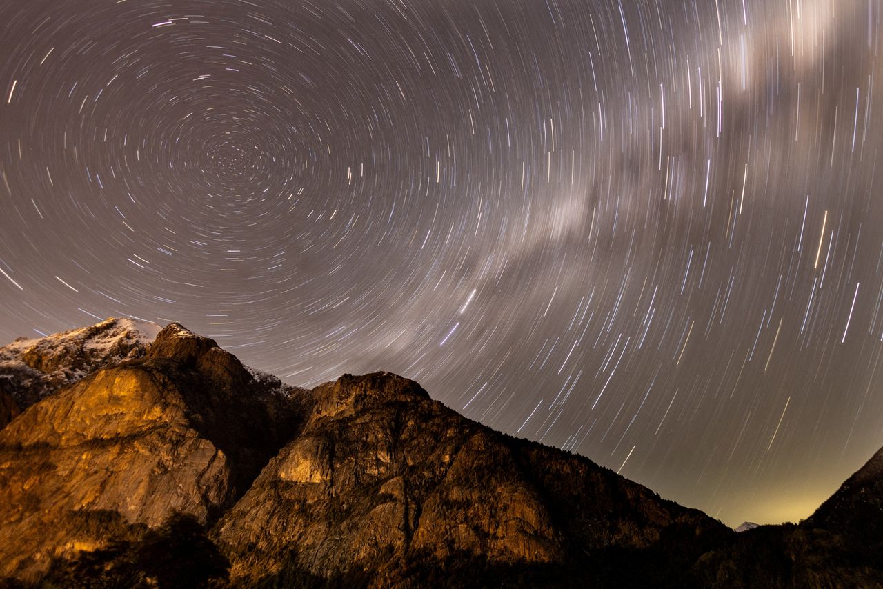 Μια μακρά έκθεση δείχνει ίχνη αστεριών πίσω από το βουνό Lopez κατά τη διάρκεια της ετήσιας περιόδου βροχής μετεωριτών κοντά στην πόλη Bariloche, στην περιοχή της Παταγονίας, Αργεντινή, 11 Αυγούστου 2023.