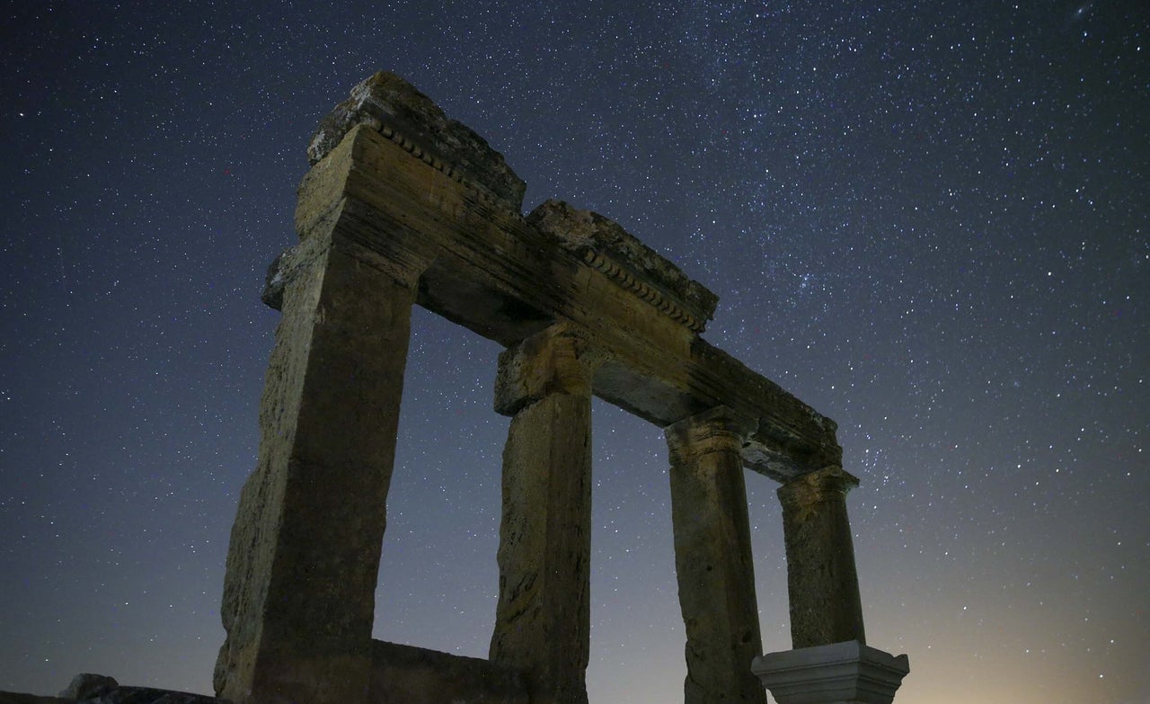 Η βροχή μετεωριτών Περσείδων παρατηρείται πάνω από την αρχαία πόλη Blaundos, στην περιοχή Ulubey του Usak, στην Τουρκία, στις 13 Αυγούστου 2023.