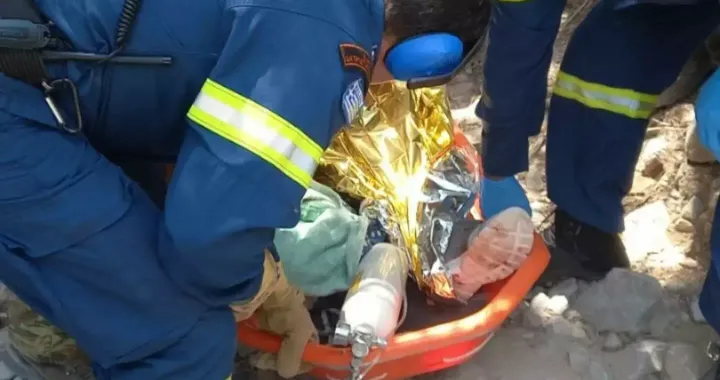 Με ελικόπτερο στο Νοσοκομείο Xανίων, ο άντρας που ακρωτηριάστηκε στο πόδι στο φαράγγι της Σαμαριάς