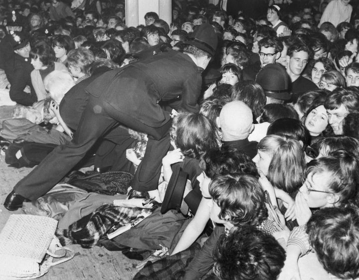 11 Φεβρουαρίου 1963, συναυλία των Beatles, στο Μάντσεστερ, Αγγλία. Αστυνομικοί προσπαθούν να χειριστούν τους εφήβους θαυμαστές που λιποθυμούν, ουρλιάζουν, σπρώχνουν, και προσπαθούν να ανέβουν στη σκηνή.