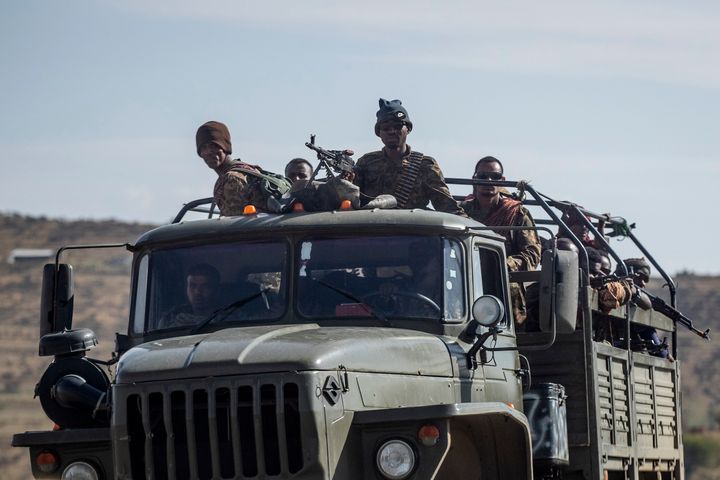 Μέλη του στρατού της κυβέρνησης της Αιθιοπίας στην περιοχή της Τιγκράι (8/5/2022) κατά τη διάρκεια της σύρραξης. 