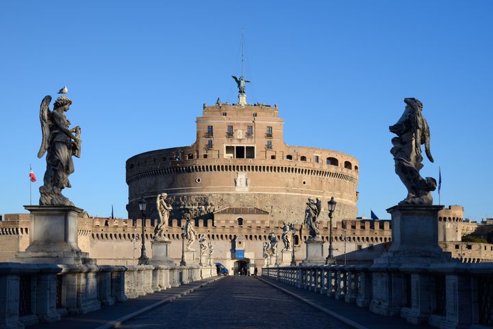 Το Μαυσωλείο του αυτοκράτορα Αδριανού στη Ρώμη. Το μνημείο, που λειτουργεί ως μουσείο, βρίσκεται στη δεξιά όχθη του ποταμού Τίβερη, και είναι προσβάσιμο μέσω της γέφυρας Ponte Sant'Angelo (134 μ.Χ.). 