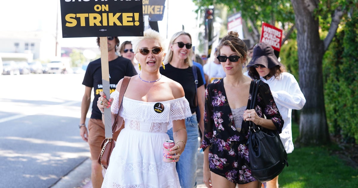 Florence Pugh Sends Defiant Message As She Joins Picket Line | HuffPost ...