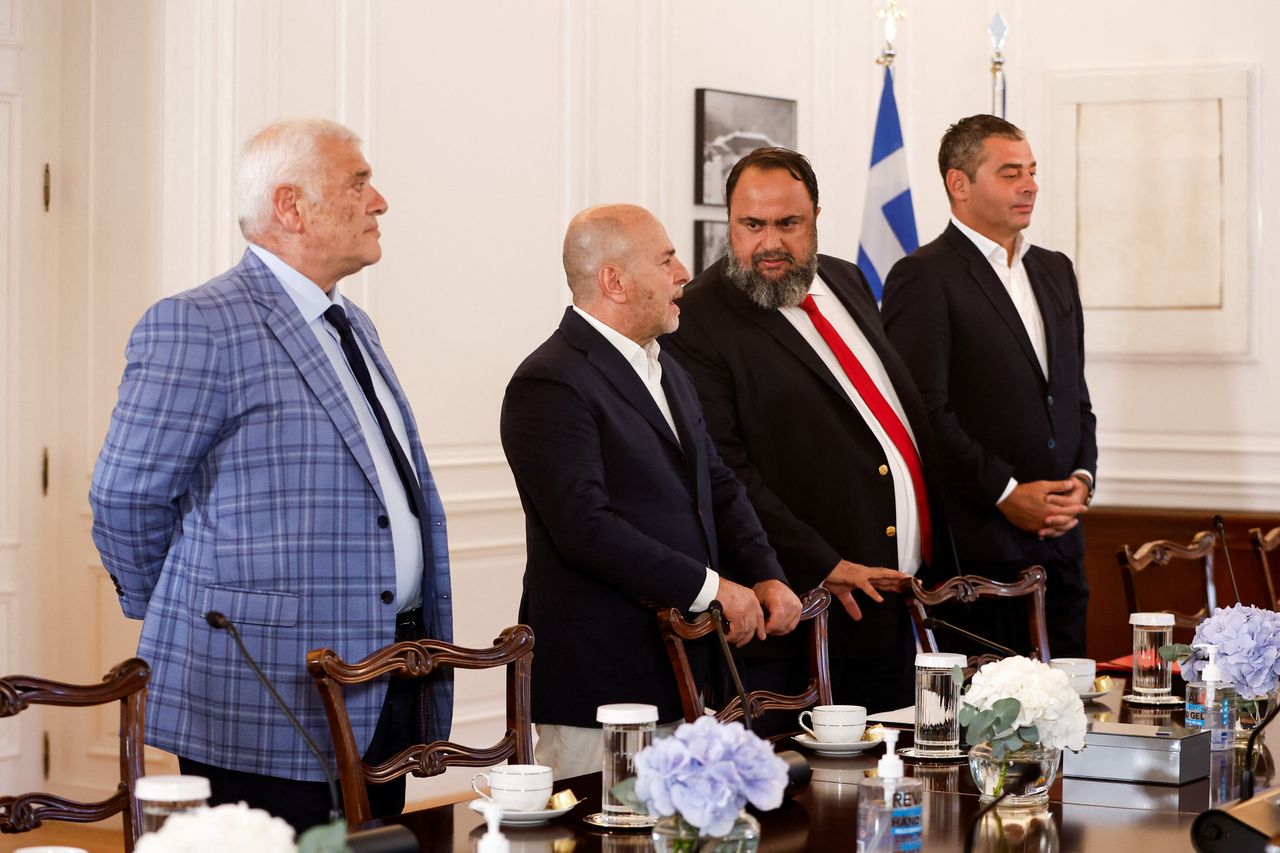 Ο Δημήτρης Μελισσανίδης, ιδιοκτήτης της ΑΕΚ, ο Γιάννης Αλαφούζος, πρόεδρος του Παναθηναϊκού, ο Ευάγγελος Μαρινάκης, ιδιοκτήτης του Ολυμπιακού, συνομιλούν πριν από τη συνάντηση με τον Έλληνα πρωθυπουργό Κυριάκο Μητσοτάκη και τον πρόεδρο της UEFA, Aleksander Ceferin, στο Μέγαρο Μαξίμου. στην Αθήνα, 16 Αυγούστου 2023. REUTERS/Louiza Vradi