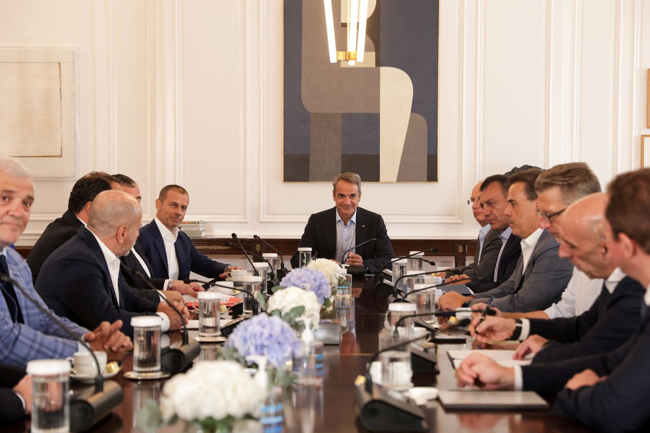 Ο Έλληνας πρωθυπουργός Κυριάκος Μητσοτάκης συναντά τον Πρόεδρο της UEFA Aleksander Ceferin, τον Δημήτρη Μελισσανίδη, ιδιοκτήτη της ποδοσφαιρικής ομάδας ΑΕΚ, τον Γιάννη Αλαφούζο, τον πρόεδρο του Παναθηναϊκού και τον Ευάγγελο Μαρινάκη, ιδιοκτήτη του ποδοσφαιρικού συλλόγου Ολυμπιακού, στο Μέγαρο Μαξίμου. 16 Αυγούστου 2023. REUTERS/Louiza Vradi