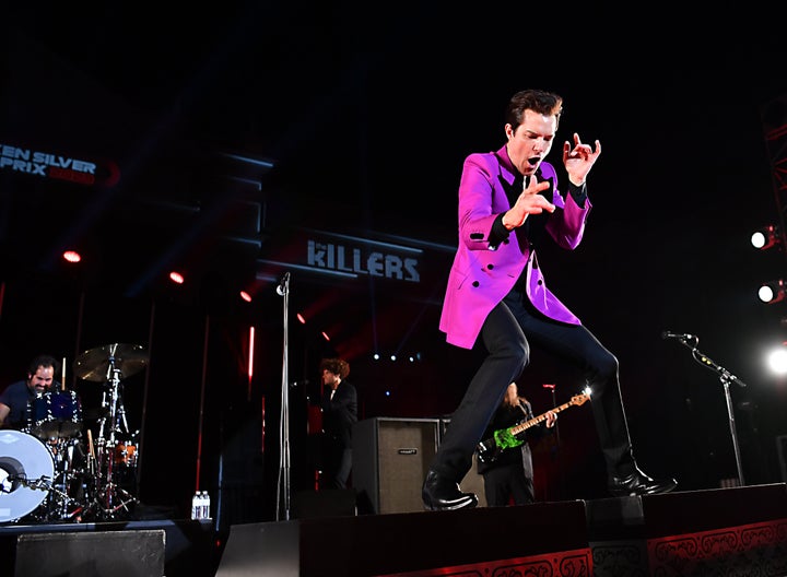 The Killers se apresenta em Las Vegas em 5 de novembro. O cantor Brandon Flowers e o baterista Ronnie Vannucci Jr. são retratados.