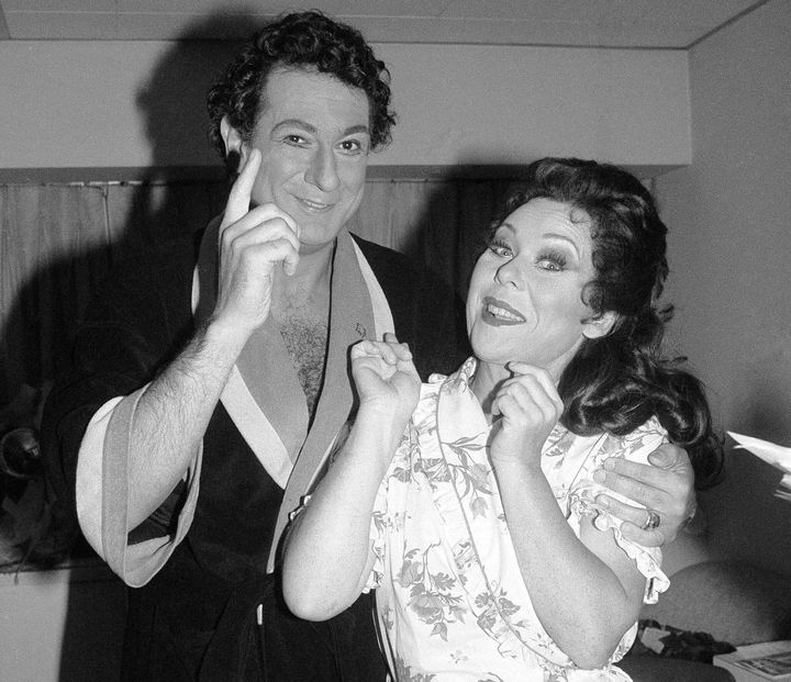 Ο Πλάσιντο Ντομίνγκο με τη Ρενάτα Σκότο στα καμαρίνια λίγο πριν την παράσταση της όπερας «Νόρμα» του Μπελίνι στη Μητροπολιτική Όπερα της Νέας Υόρκης, 22 Σεπτεμβρίου 1981. (AP Photo/Elizabeth Richter, File)