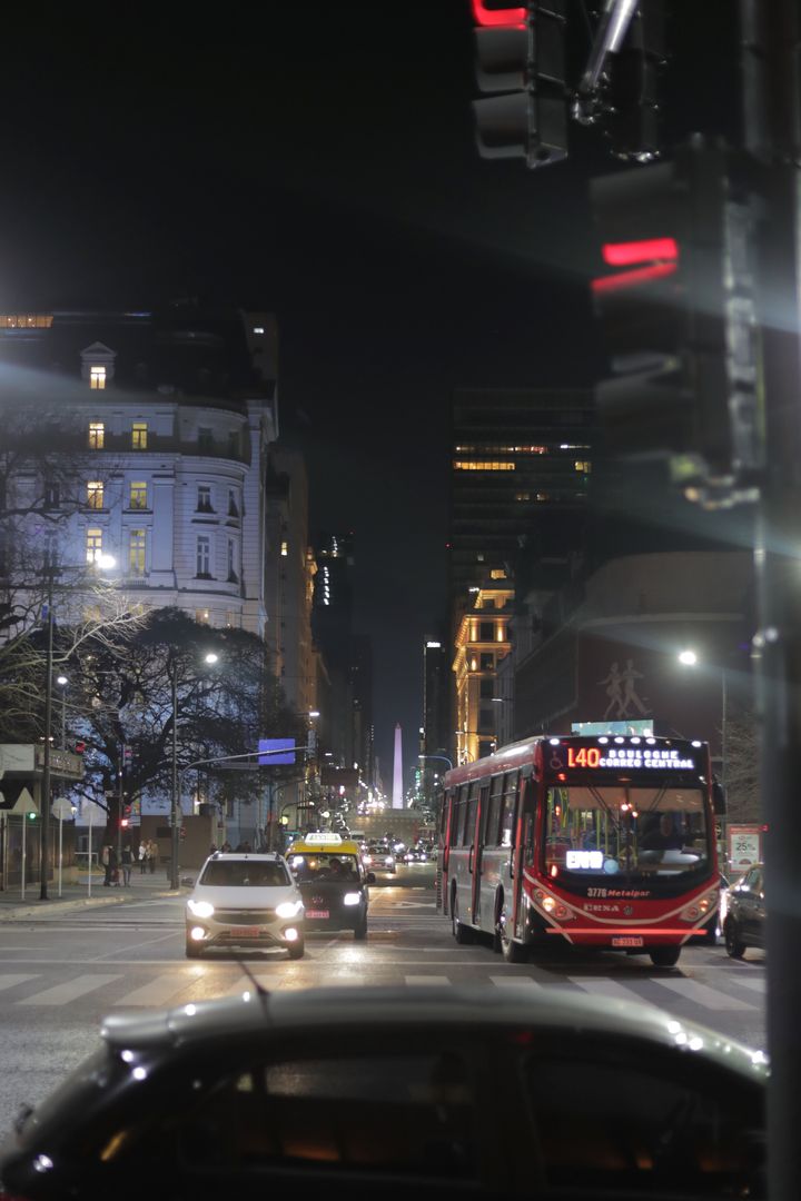 Εικόνα αρχείου από την οδό Corrientes στην πόλη του Μπουένος Άιρες, με την κίνηση (αυτοκίνητα και λεωφορεία) και τον Obelisco de Buenos Aires στο βάθος.
