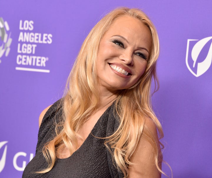 Pamela Anderson participa do Los Angeles LGBT Center Gala em 22 de abril.
