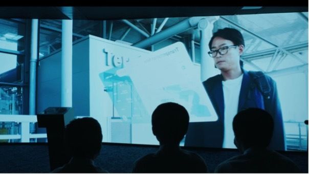 NEC Future Creation Hub KANSAIで生体認証技術についての動画を見る海陽学園の生徒たち