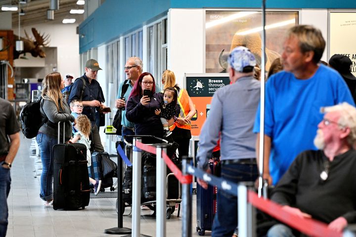 Οι άνθρωποι περιμένουν στην ουρά στο αεροδρόμιο, κατά τη διάρκεια εκκένωσης του Γέλοουναϊφ λόγω των πυρκαγιών (Καναδάς, 17/8/2023).