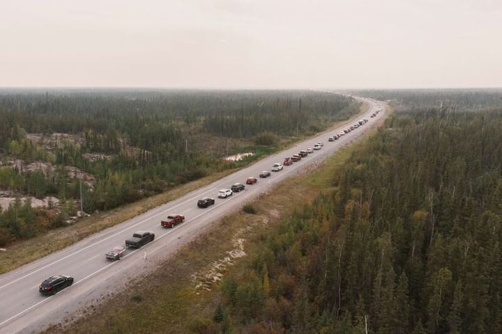 Oι κάτοικοι Γέλοουναϊφ απομακρύνονται με τα αυτικίνητά τους από την πόλη, στην προσπάθεια εκκένωσης, λόγω των πυρκαγιών (16/8/2023).