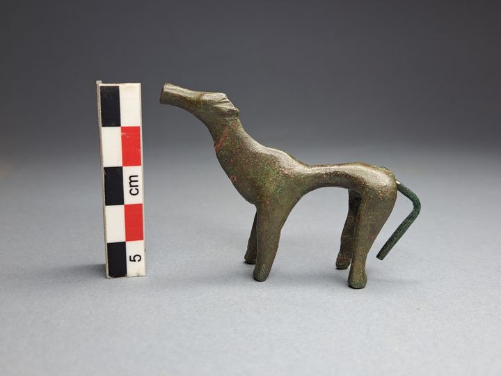 Χάλκινο ειδώλιο ζώου πιθανότατα σκύλου από την ανασκαφή των τετραγώνων ανατολικά του αψιδωτού οικοδομήματος του 8ου αι. π.Χ.