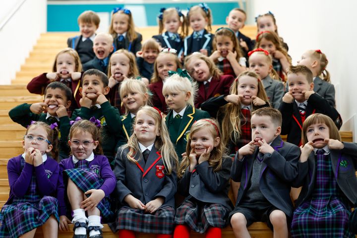 小学校生活を始める前の予行演習に集まった双子たち＝2023年8月11日、スコットランド