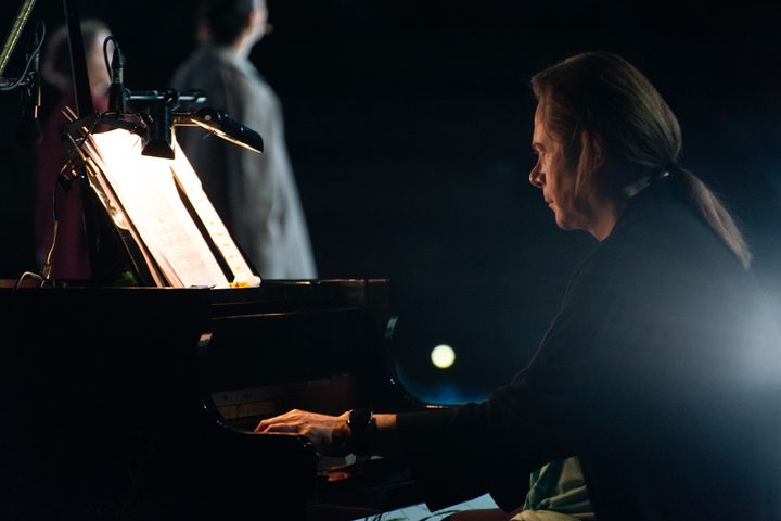 Ο Στέφανος Κορκολής έπαιξε ζωντανά τη μουσική που συνέθεσε για τις «Τρωάδες» -ένα πιάνο στο λιτό σκηνικό. 