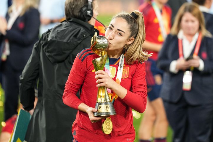 サッカー女子W杯で優勝し、トロフィーにキスするオルガ・カルモナ選手（2023年8月20日）