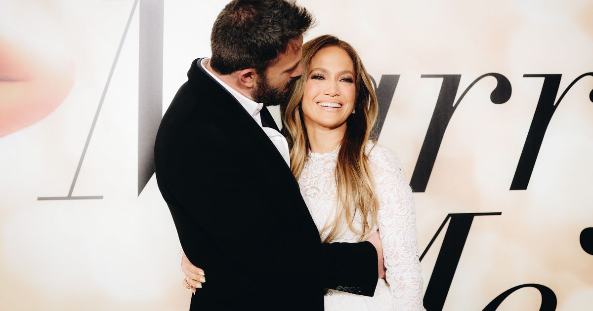 Jennifer Lopez & Ben Affleck Mark 1-Year Anniversary With Photos