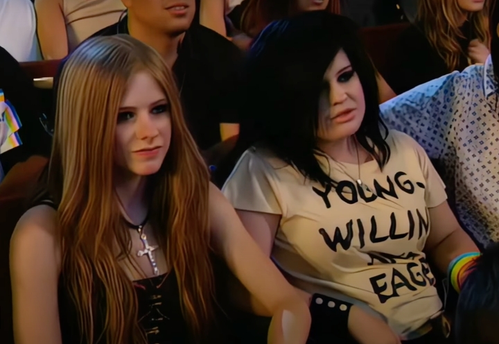 Avril Lavigne and Kelly Osbourne in the audience of the 2003 VMAs