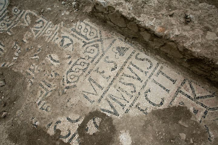Μωσαϊκό δάπεδο που ανακαλύφθηκε στις ανασκαφές του 2014 στην πόλη Ουλπιάνα, στο Κόσοβο.