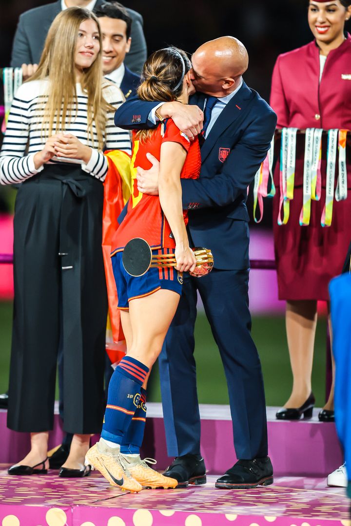 ΣΥΔΝΕΪ, ΑΥΣΤΡΑΛΙΑ - 20 ΑΥΓΟΥΣΤΟΥ: Ο πρόεδρος της ισπανικής ποδοσφαιρικής ομοσπονδίας Λουίς Ρουμπιάλες φιλά την Αϊτάνα Μπονμάτι της Ισπανίας, υπό το βλέμμα της πριγκίπισσας της Ισπανίας, αφού η εθνική ομάδα της χώρας τους νίκησε την Αγγλία στον τελικό του Παγκοσμίου Κυπέλλου Γυναικών FIFA στις 20 Αυγούστου 2023. (Photo credit should read Chris Putnam/Future Publishing via Getty Images)