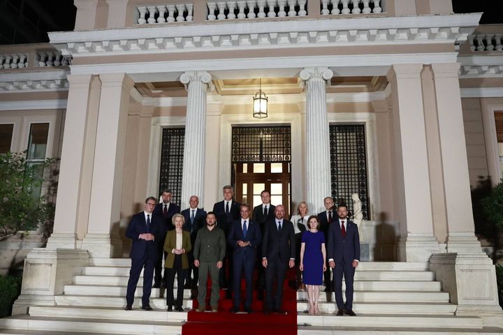 τυπο δείπνο με τους ηγέτες και τους επικεφαλής των ευρωπαϊκών θεσμών, με τη συμμετοχή ηγετών των Δυτικών Βαλκανίων, χωρών της περιοχής, της Προέδρου της Ευρωπαϊκής Επιτροπής Ursula von der Leyen και του Προέδρου του Ευρωπαϊκού Συμβουλίου Charles Michel και του προέδρου της Ουκρανίας Βολόντιμιρ Ζελένσκι για τη διεύρυνση και το ευρωπαϊκό μέλλον της περιοχής με αφορμή τη συμπλήρωση 20 ετών από τη Σύνοδο Ε.Ε.-Δυτικών Βαλκανίων και την "Διακήρυξη της Θεσσαλονίκης" Δευτέρα 21 Αυγούστου 2023