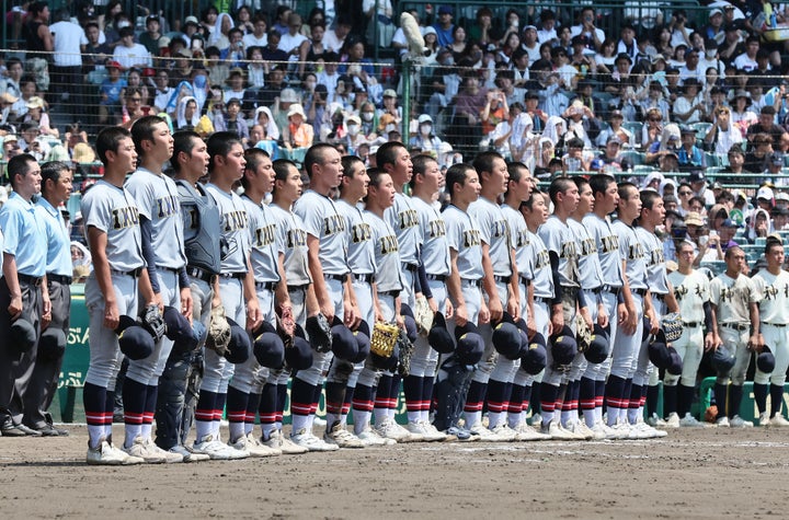 神村学園に勝利し、校歌斉唱する仙台育英ナイン