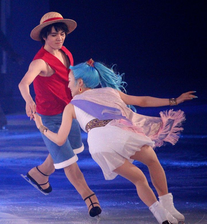 アイスショーの公開リハーサルで演技をする宇野昌磨さん（左）と本田真凜さん