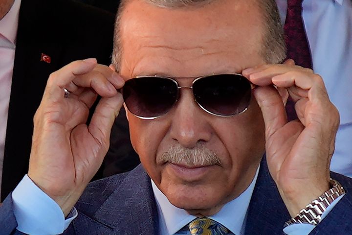 Ο Τούρκος Πρόεδρος Ρετζέπ Ταγίπ Ερντογάν προσαρμόζει τα γυαλιά ηλίου του κατά τη διάρκεια μιας στρατιωτικής παρέλασης στην κατεχόμενη περιοχή της διχοτομημένης πρωτεύουσας Λευκωσίας. Κύπρος, Πέμπτη 20 Ιουλίου 2023. Εκείνη την ημέρα ο Τούρκος Πρόεδρος μίλησε σε «εορτασμούς» στο κατεχόμενο βόρειο τμήμα του νησιού, με αφορμή την 49η επέτειο από την τουρκική εισβολή που χώρισε το νησί. Ο Ερντογάν εξακολουθεί να παρεμποδίζει τις προσπάθειες των Ελληνοκυπρίων για μία ομοσπονδιακή λύση εδώ και δεκαετίες. (AP Photo/Petros Karadjias)