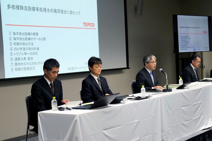 Εκπρόσωποι της Εταιρίας Ηλεκτρικής Ενέργειας του Τόκυο (Τepco) κατά τη διάρκεια συνέντευξης τύπου για το σχέδιο διαχείρισης του ραδιενεργού νερού στη Φουκουσίμα (22/8/2023).