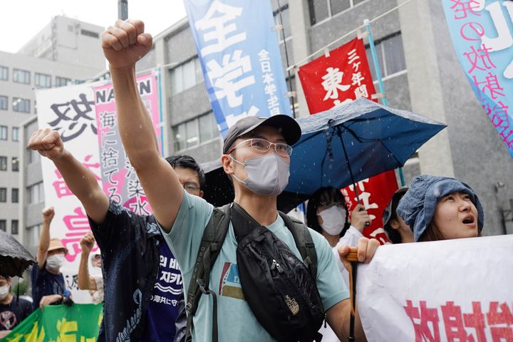 Διαδηλωτές διαδηλώνουν έξω από γραφείο του πρωθυπουργού στην Ιαπωνία σχετικά με την ερχόμενη εφαρμογή του σχεδίου ρίψης ραδιενεργού νερού από τις μονάδες πυρηνικής ενέργειας της Φουκουσίμα στον ωκεανό (22/8/2023)