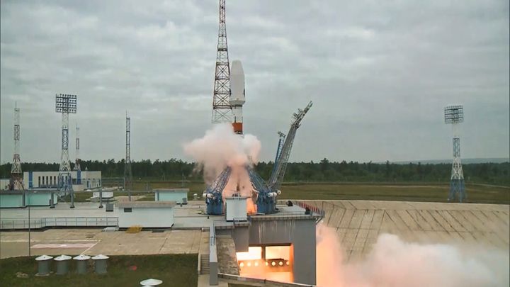 Αυτό το στιγμιότυπο δείχνει τον πύραυλο Soyuz-2.1b που μεταφέρει τον σεληνιακό σταθμό Luna-25 να εκτοξεύεται από το κοσμοδρόμιο Vostochny στην περιφέρεια Amur της Άπω Ανατολής της Ρωσίας, στις 11 Αυγούστου 2023. Η Ρωσία εκτόξευσε με επιτυχία τον σεληνιακό σταθμό Luna-25, ξεκινώντας μια ιστορική αποστολή εξερεύνησης του νότιου πόλου της Σελήνης, που τελικά απέτυχε. Ο Luna-25 κατασκευάστηκε για να γίνει ο πρώτος σταθμός στην ιστορία που θα προσγειωνόταν στον νότιο πόλο της Σελήνης, μια περιοχή με πολύπλοκο έδαφος και πιθανούς πόρους. Συνετρίβη κατά την προσέγγισή του στην Σελήνη. (Photo by Xinhua via Getty Images)