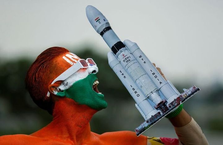 Ο Arun Haryani, ένας ενθουσιώδης Ινδός με το σώμα του βαμμένο στα χρώματα της χώρας του, κρατά ψηλά ένα μοντέλο του πυραύλου LVM3 M4 που χρησιμοποιήθηκε για την εκτόξευση του διαστημικού σκάφους Chandrayaan-3, την παραμονή της εκτόξευσής του, στο Αχμενταμπάντ της Ινδίας, 22 Αυγούστου 2023 . REUTERS/Amit Dave