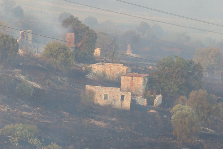 Στην Καβάλα οι πυρκαγιές άφησαν πίσως τους πυκνό σύννεφο καπνού.