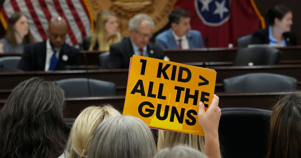 Lors d’une audience sur la fusillade dans une école, le législateur républicain du Tennessee ordonne le retrait du public