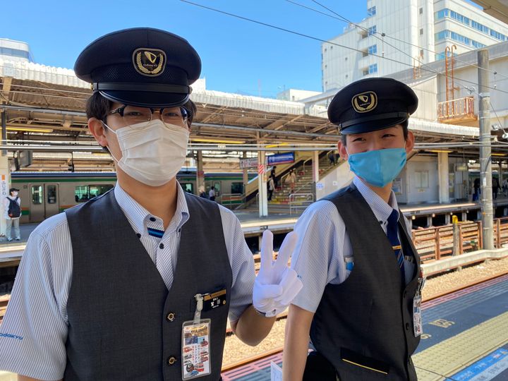 小田急電鉄運転士の鷲田侑紀さん（左）と別所尭俊さん（右）