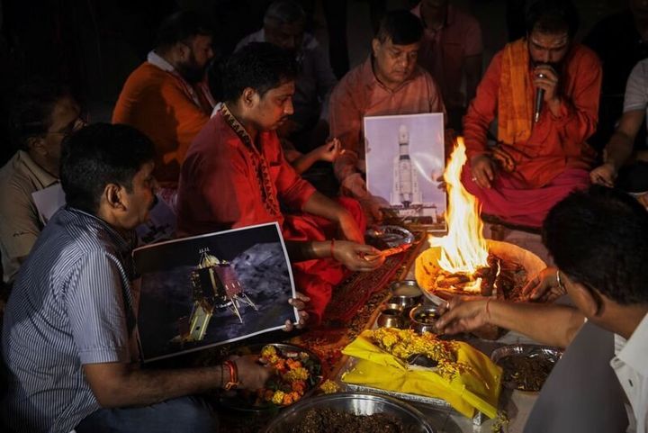 Άνθρωποι εκτελούν «χαβάν» (παραδοσιακό ινδουιστικό τελετουργικό με φωτιά) στο πλαίσιο ειδικής προσευχής για την ασφαλή προσεδάφιση του διαστημικού σκάφους Chandrayaan-3 στη Σελήνη, στο Νέο Δελχί της Ινδίας (23/82023).