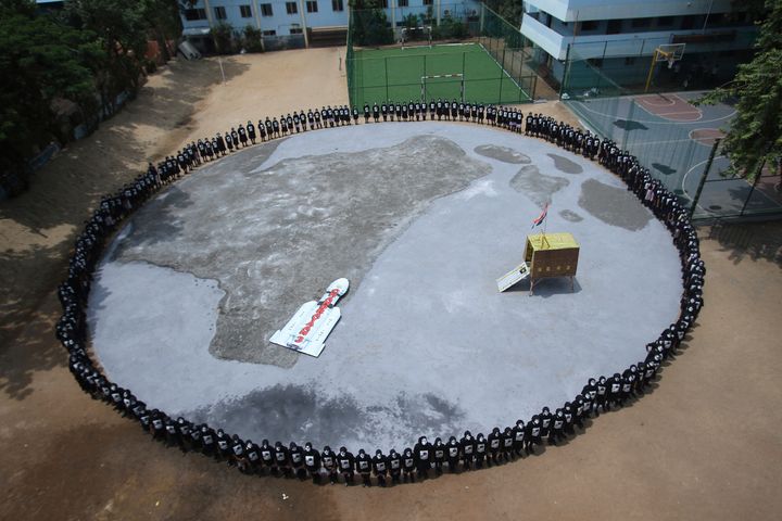 Παιδιά με ζωγραφισμένα πρόσωπα σχηματίζουν αντίγραφο του φεγγαριού στο σχολείου τους στο Τσενάι της Ινδίας, σε ένα τελετουργικό για την επιτυχή προσεδάφιση του ινδικού σκάφους Chandrayaan-3 στο φεγγάρι (22/8/2023).