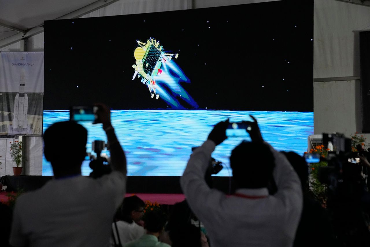 Δημοσιογράφοι καταγράφουν τη ζωντανή τηλεοπτική εκπομπή του διαστημικού σκάφους Chandrayaan-3 που προσγειώνεται στο φεγγάρι στις εγκαταστάσεις του Δικτύου Τηλεμετρίας, Παρακολούθησης και Διοίκησης της ISRO στο Bengaluru, Ινδία, Τετάρτη, 23 Αυγούστου 2023. Η Ινδία προσγειώνει ένα διαστημόπλοιο κοντά στο νότιο πόλο της σελήνης, και γίνεται η τέταρτη χώρα που «πατάει» στη σεληνιακή επιφάνεια. (AP Photo/Aijaz Rahi)