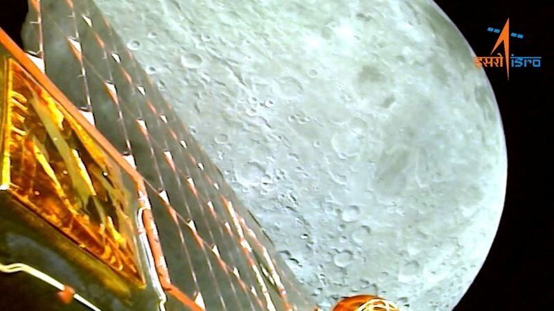 ΦΩΤΟΓΡΑΦΙΑ ΑΡΧΕΙΟΥ: Μια άποψη του φεγγαριού όπως προβλήθηκε από το προσεδάφιο Chandrayaan-3 κατά τη διάρκεια της εισαγωγής σε τροχιά της Σελήνης στις 5 Αυγούστου 2023 σε αυτήν την απεικόνιση οθόνης από ένα βίντεο που κυκλοφόρησε στις 6 Αυγούστου 2023. ISRO/Handout via REUTERS/File Photo
