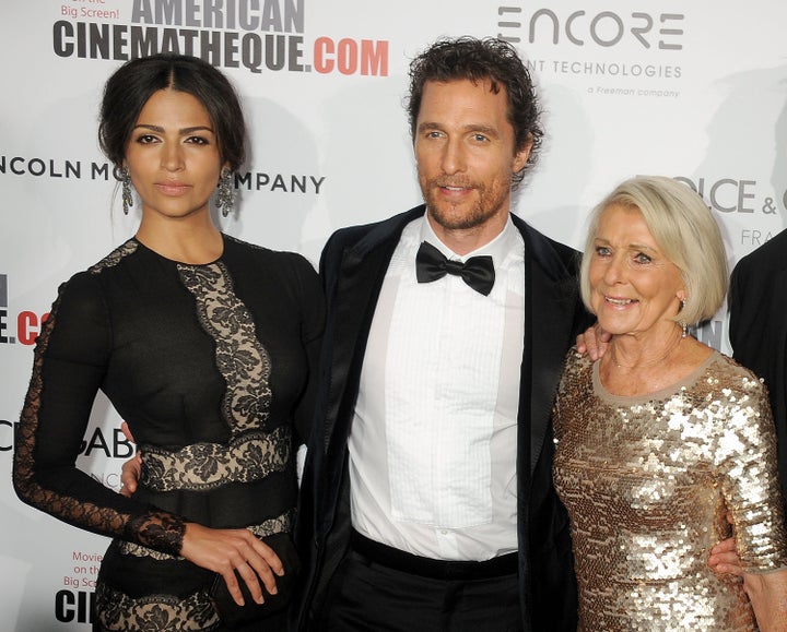 Camila Alves, o homenageado Matthew McConaughey e sua mãe Kay McConaughey comparecem ao 28º Prêmio Cinemateca Americana em homenagem a McConaughey em 21 de outubro.