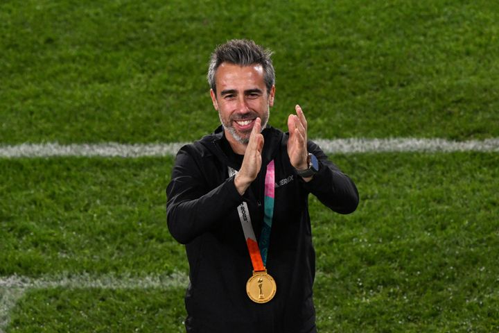 スペインが優勝し観客に向かって拍手するホルヘ・ビルダ監督（2023年8月20日）