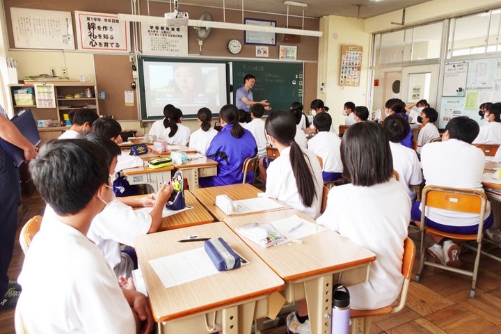 柏市立西原中学校でいじめをテーマにした特別授業を行う谷山さん