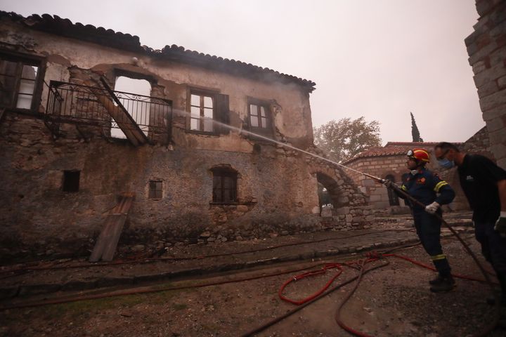Απειλή από την πυρκαγιά για την ιστορική μονή του οσίου Λουκά