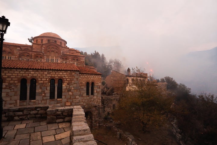 Απειλή από την πυρκαγιά για την ιστορική μονή του οσίου Λουκά