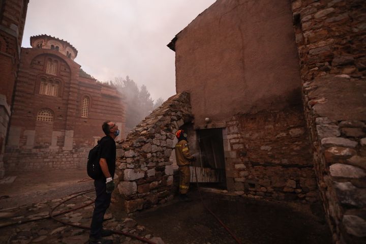 Η καταστροφική πυρκαγιά στην Βοιωτία απείλησε την ιστορική μονή του οσίου Λουκά