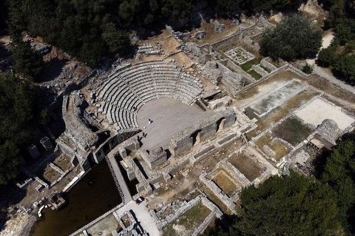 Εναέρια φωτογραφία που δείχνει τουρίστες να επικέπτονται το Βουθρωτό, έναν αρχαιολογικό χώρο αρχαίας ελληνικής πόλης στο χωριό Εξαμίλι στην Αλβανία (20/8/2023).