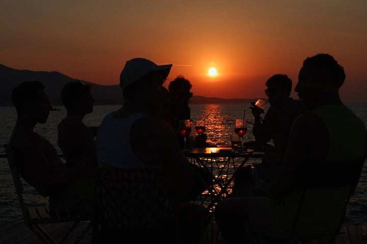 Ιταλοί τουρίστες στο Εξαμίλι, χωριό της νότιας Αλβανίας κοντά στους Αγίους Σαράντα (20/8/2023).